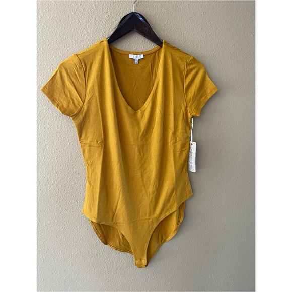 🆕V neckline short sleeve bodysuit - Picture 4 of 4